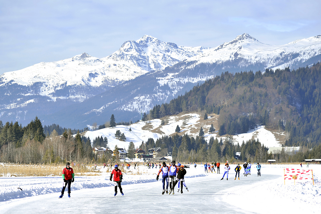 Alternative Elfstedentocht as an ice skating holiday